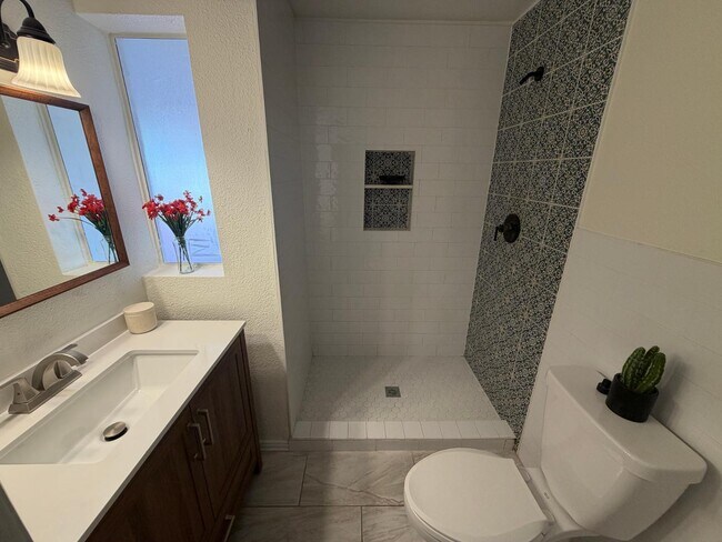 Building Photo - 1244 E Susan Ln