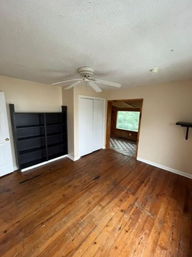 Building Photo - Charming 4 Bedroom 2 bath apartment near d...