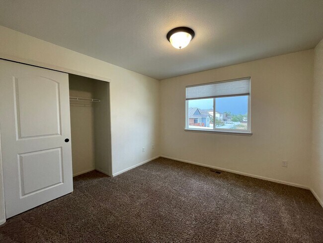 Building Photo - 1472 Skimmer St