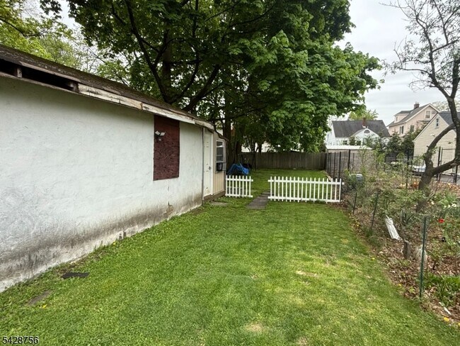 Building Photo - 23 E Hanover Ave