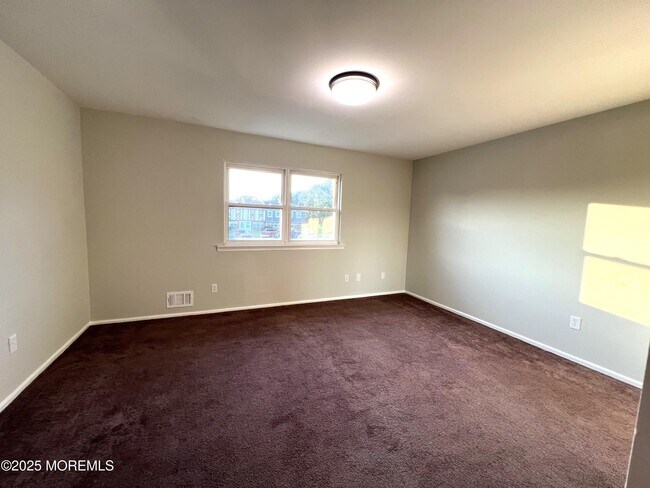 Building Photo - 15 Briar Mills Dr