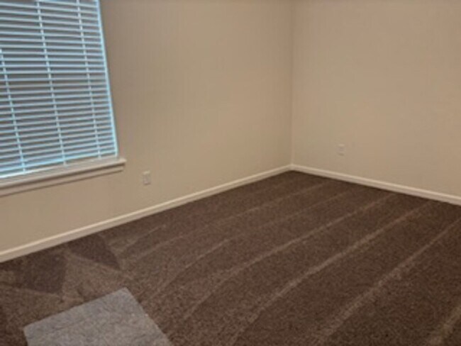 Building Photo - New Home! 1st month free!