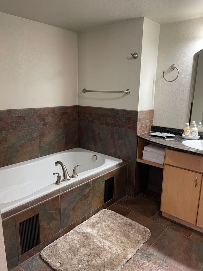 Building Photo - Beacon Pointe Condominium! Stunning furnis...