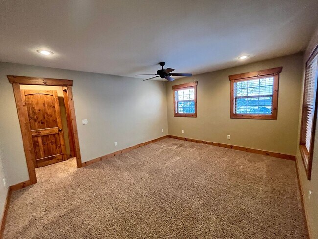 Building Photo - 3 bed, 3 bath Duplex in Driggs