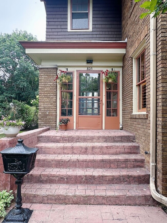 Building Photo - Charming Furnished 3BR/2BA Duplex in Histo...