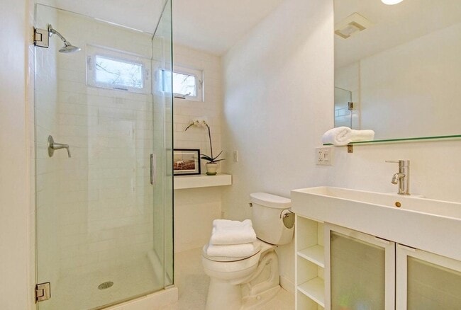 Building Photo - Beautiful Remodeled 2 Bedroom 2 Bath St. H...