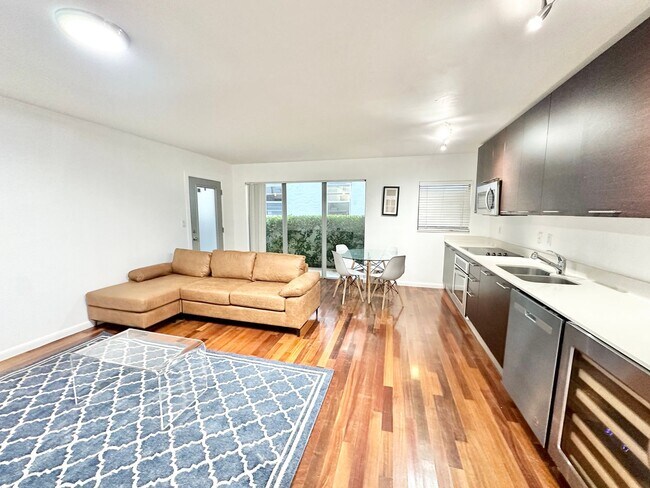 Building Photo - Tastefully furnished 1bed/1bath in the hea...