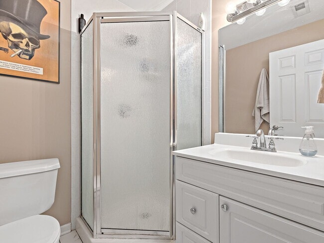 Building Photo - "Spacious 2-Bed, 2-Bath Gem in Chicago's Heart – 1200 Sq. Ft. of Modern Living!"