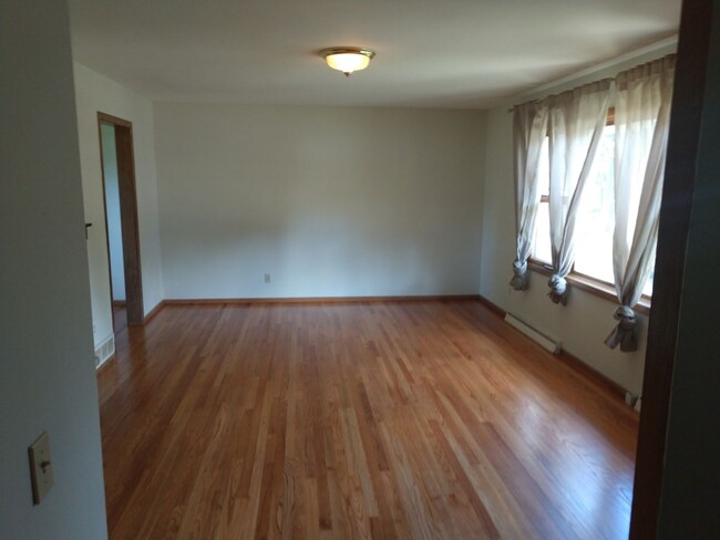 Building Photo - 3 Bedroom 1.5 Bath Single Family Home in H...