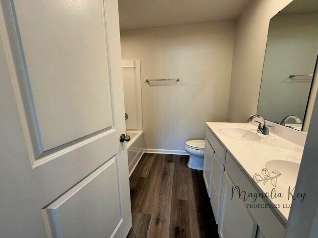Building Photo - New 3 bed 2.5 bath Townhouse in Forestbrook