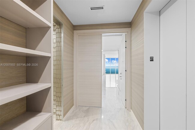 Building Photo - 100 South Pointe Dr