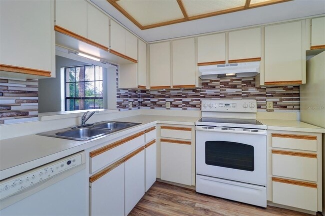 Building Photo - 2400 Winding Creek Blvd