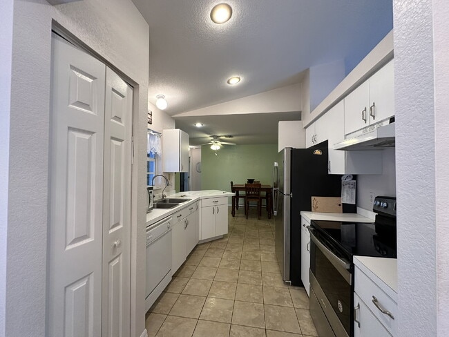 Building Photo - You'll love this charming 3/2/2 home in th...