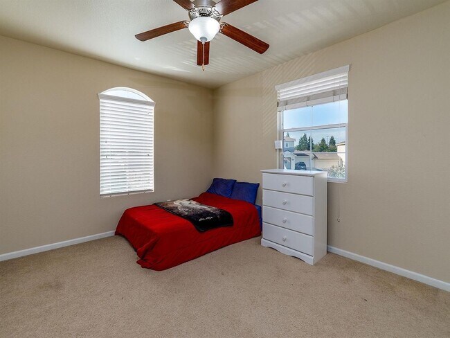 Building Photo - Beautiful Enclave updated unit!
