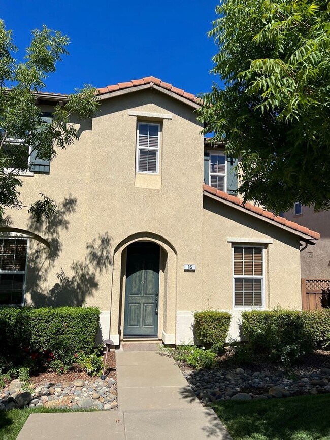 Building Photo - Desirable 4 Bed 3 Bath 2-Story Home in Folsom