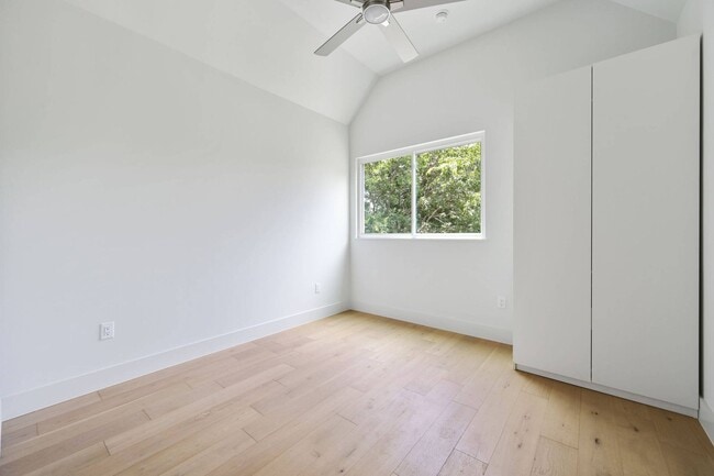 Building Photo - Premium Central Austin New Construction