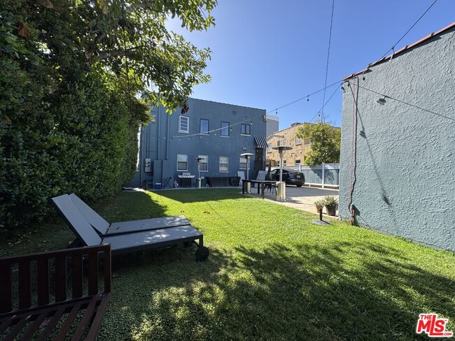 Building Photo - 848 S Curson Ave