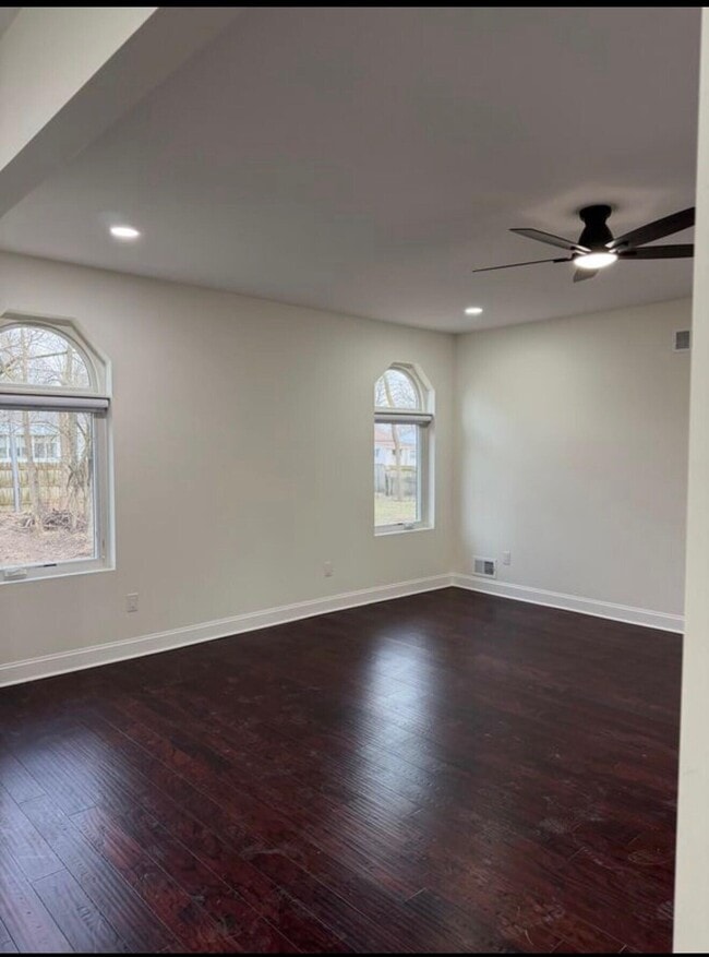 Building Photo - 2544 Eastlawn Ave