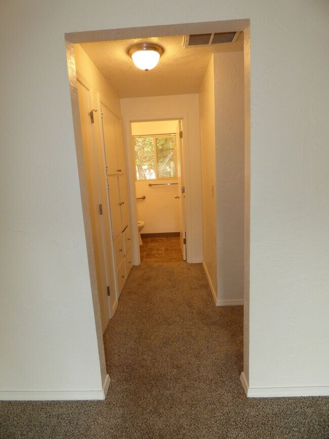 Building Photo - Rent Special: 1/2 Off July's Rent!! Ground Level 1 Bedroom 1 Bath W/ AC