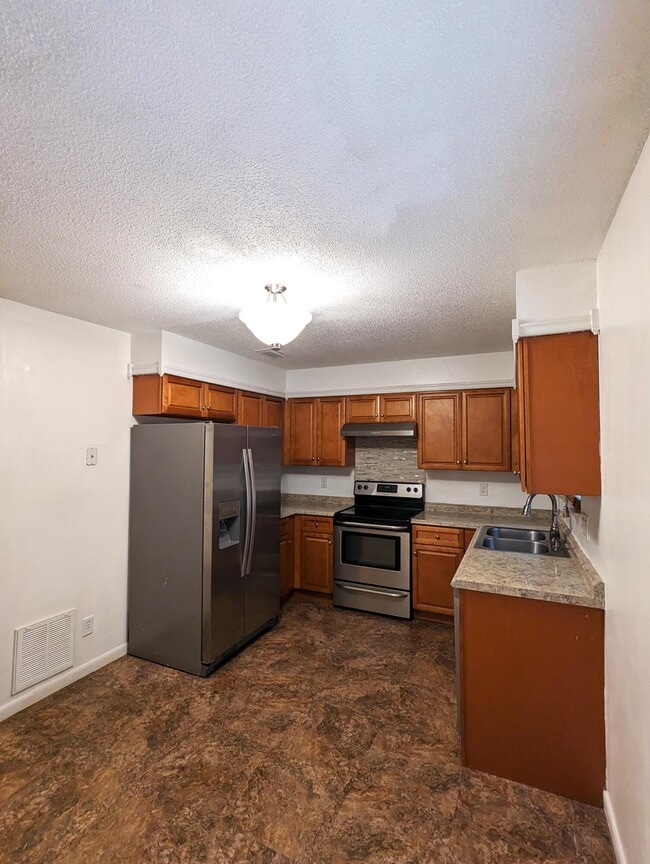 Building Photo - 1010 Pinetree Rd