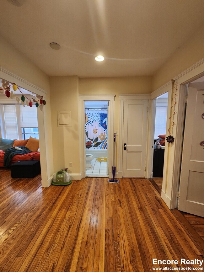 Building Photo - 240 Kelton St