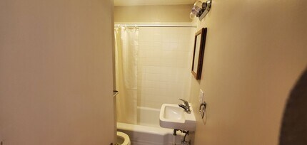 Building Photo - College View Cutie!