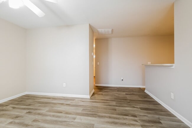 Building Photo - 9446 Dewey Dr