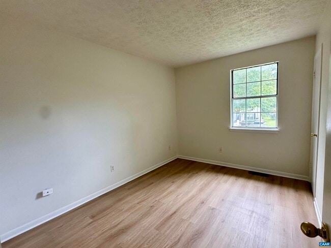 Building Photo - 104 Longwood Dr