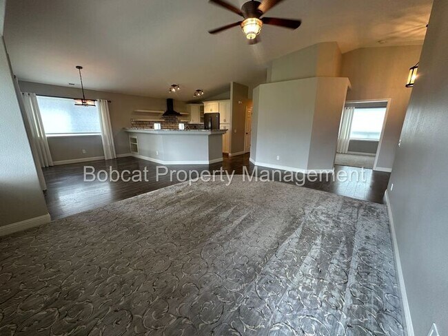 Building Photo - 877 Vista Park Dr