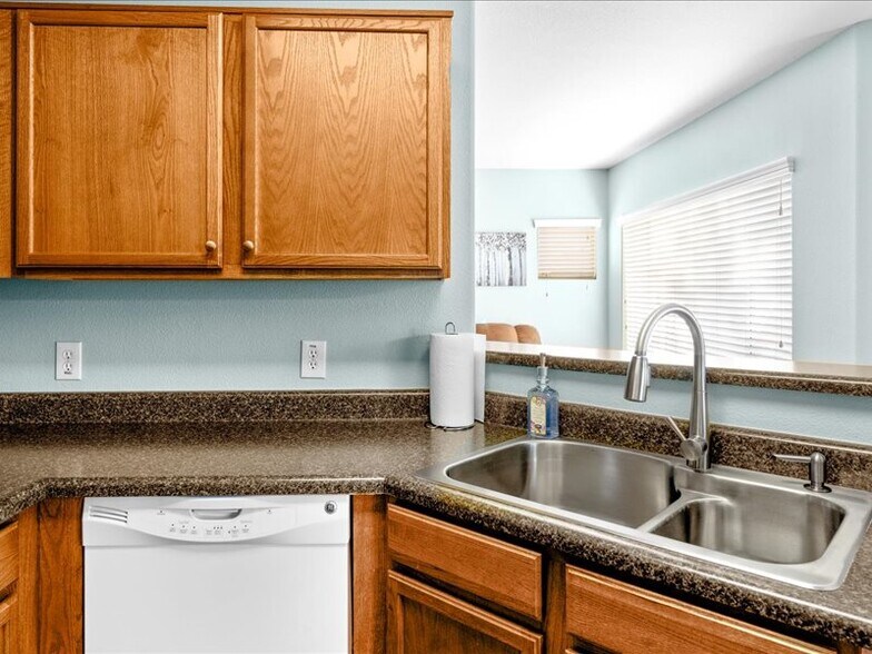 Building Photo - 1295 N Ash St