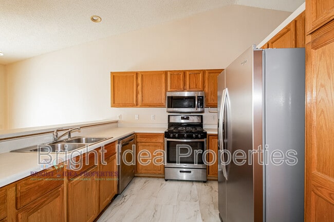 Building Photo - 2737 Douglas Dr N