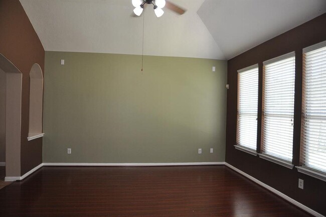 Building Photo - 2222 Drake Falls Dr