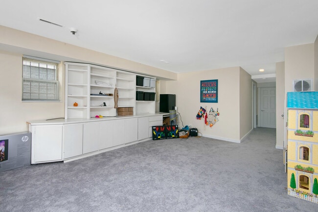 Building Photo - 2317 N Greenview Ave