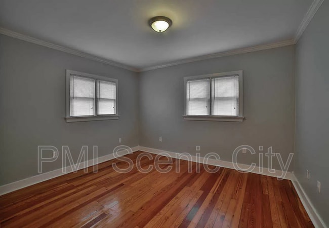 Building Photo - 513 Lytle St