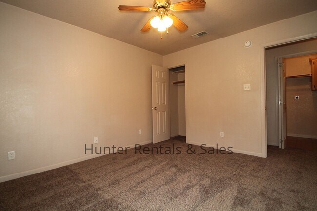 Building Photo - Live in Style!