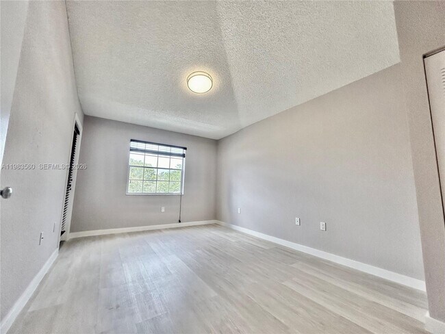 Building Photo - 2811 N Oakland Forest Dr