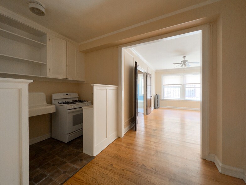 Building Photo - 1211 W Elmdale Ave