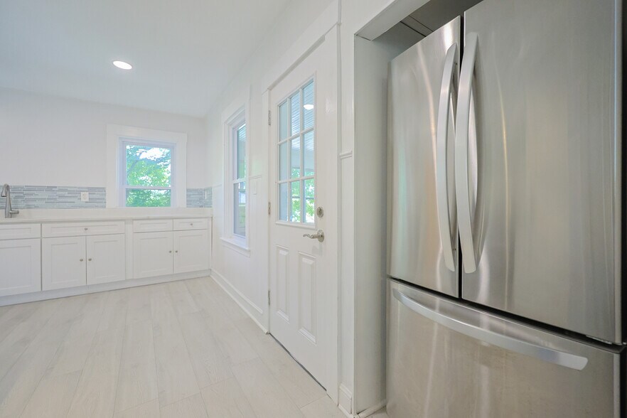 Building Photo - 85 West Main Street