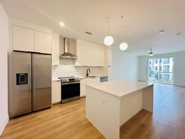 Building Photo - 1701 Simond Ave