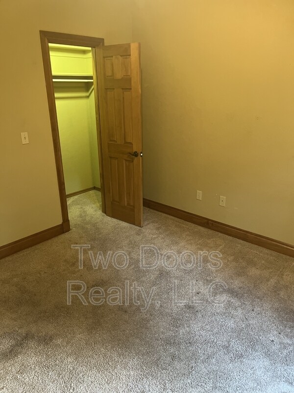 Building Photo - 13123 Red Oak Dr