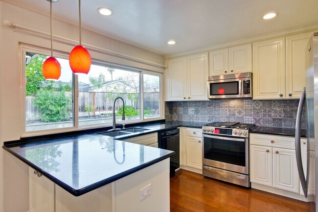 Building Photo - Warm and Inviting 3 bedroom, 2 Bath Home