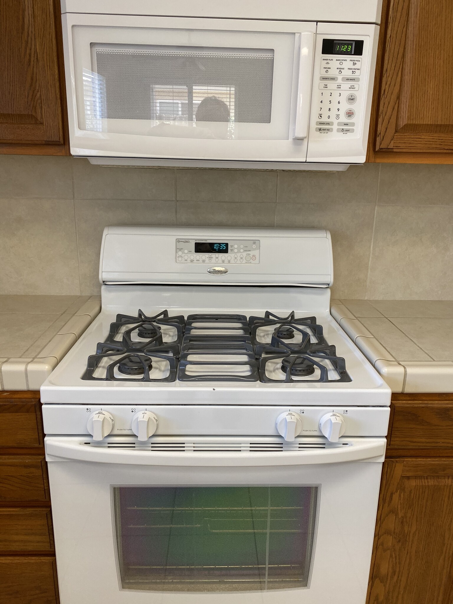 Very clean, gas stove. - 11018 Sonoma Creek Ct