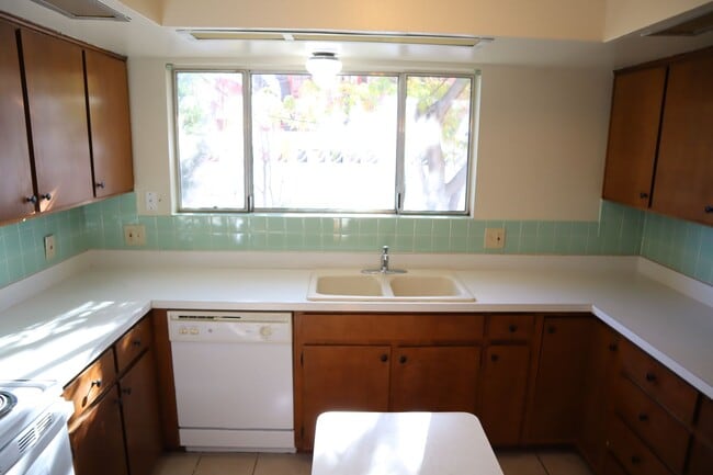 Building Photo - Livable, Lovable, & Avaiable!