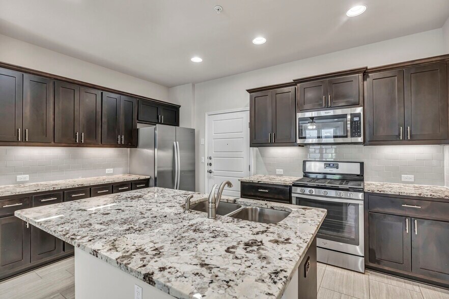 Building Photo - 13800 Lyndhurst St