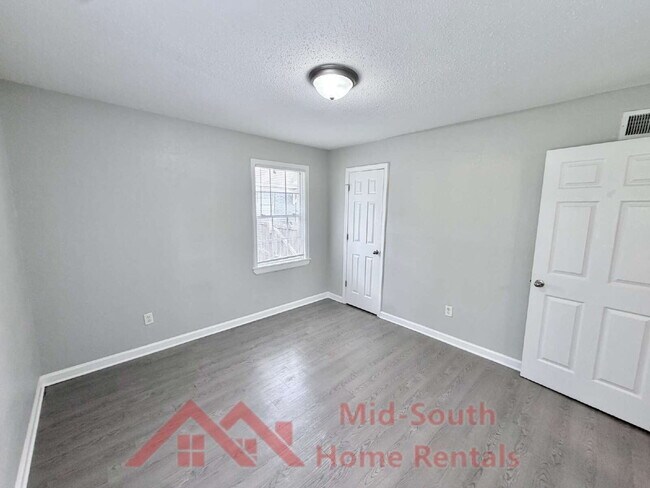 Building Photo - 83 Eastview Dr