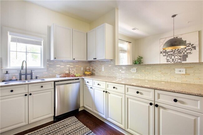 Building Photo - 1402 Markan Dr NE