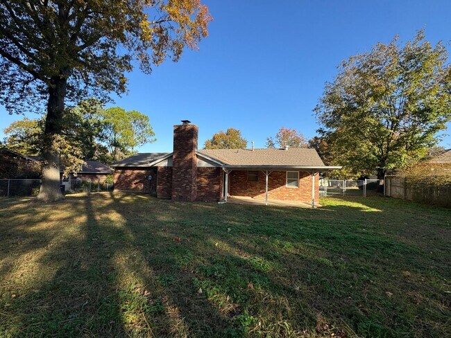 Building Photo - 3 Bedroom Home with Fenced Yard!!