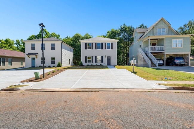 Building Photo - 3 Bedroom House Walkable to downtown Zebulon with Lawncare included!