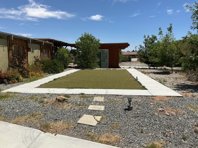 Building Photo - High Desert Retreat- 3 Bedrooms, 2 Bathroo...