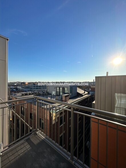 Building Photo - 11 E Lenox St